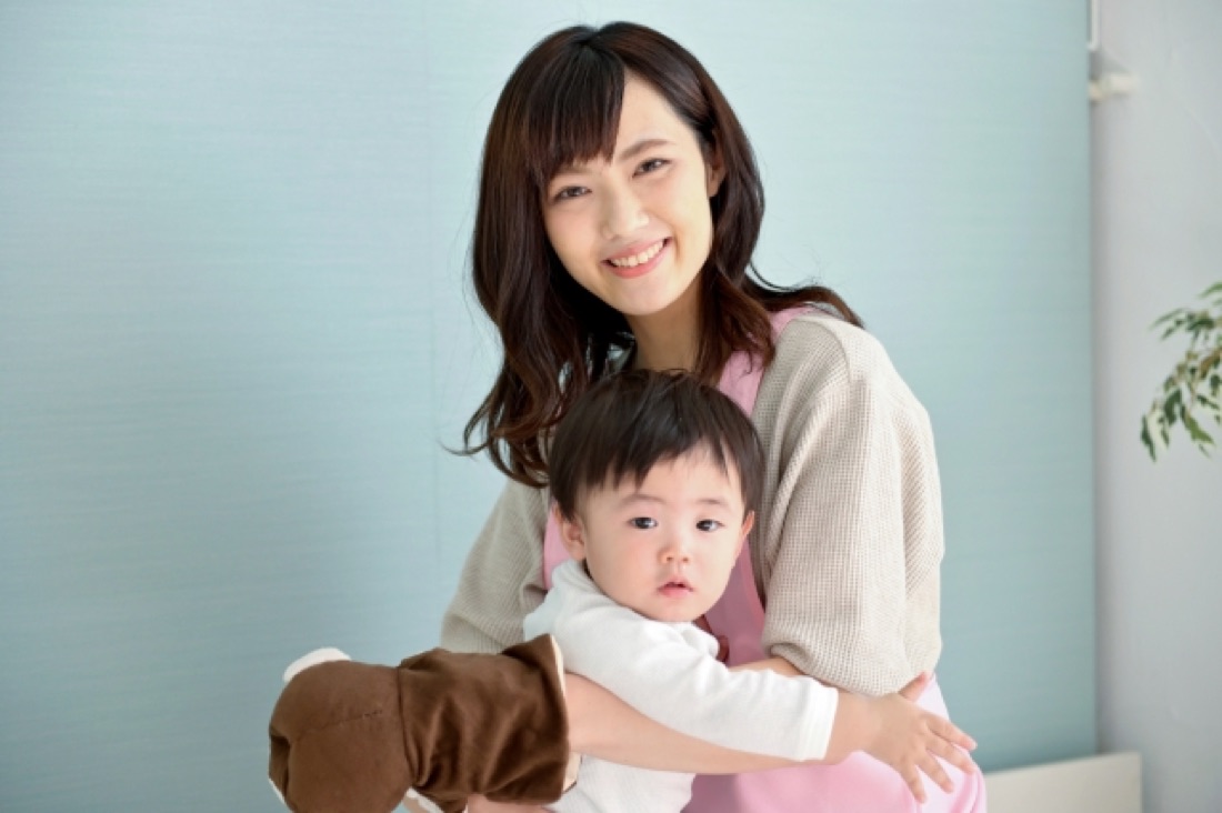 子どもと一緒に遊ぶスタッフ