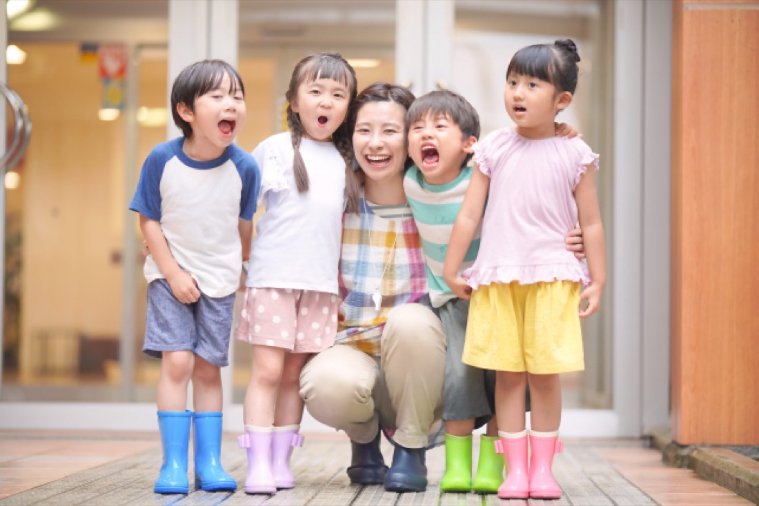 笑顔で寄り添う子どもたちとスタッフ