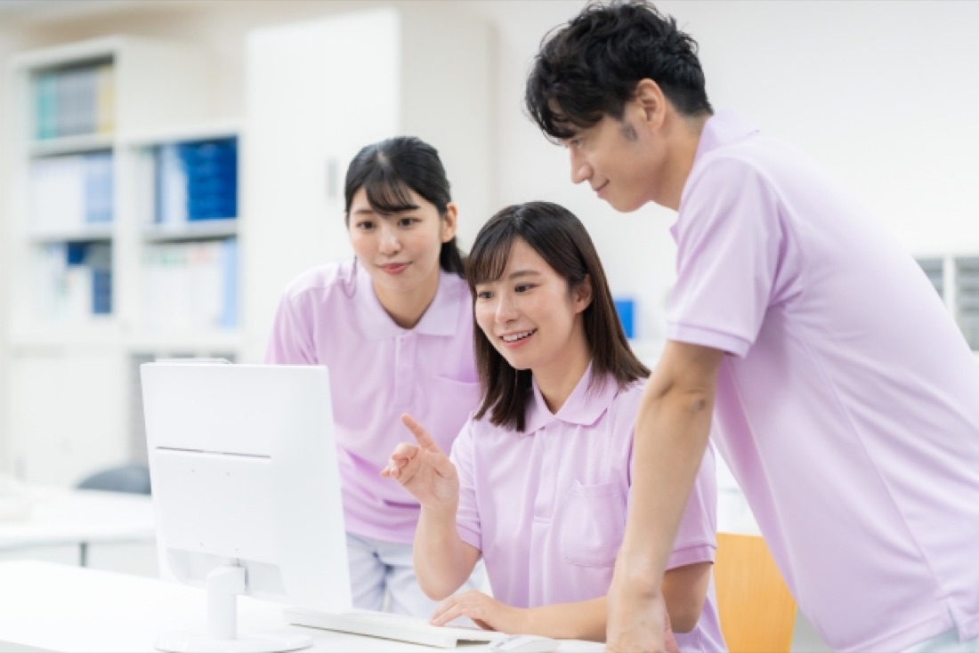 パソコンで記録・連絡業務を行うスタッフ