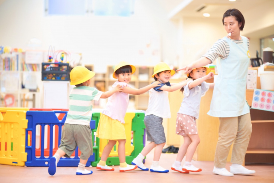 電車ごっこを楽しむ子どもたちとスタッフ